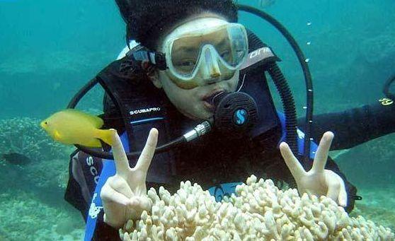 雷军拍摄小米su7黑河冬测视频，配色为海湾蓝
