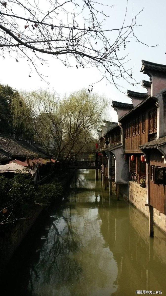 迷路的可爱男孩