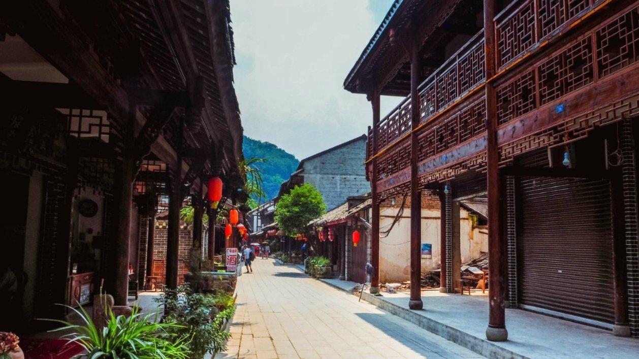 乔治维阿造访尤文训练中心，并与球员&阿莱格里&管理层成员交谈